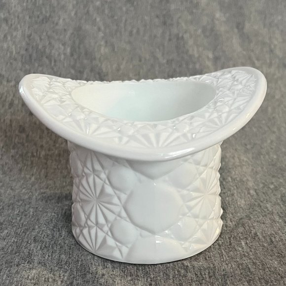 Fenton Milk Glass Top Hat in the pattern of Daisy and Button - Picture 4 of 6